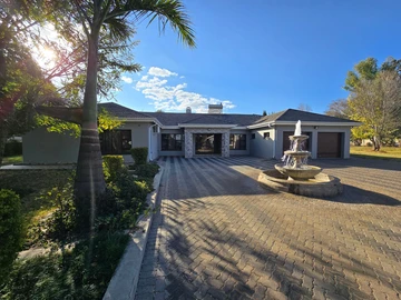 Recently renovated, modern home to let in Highlands